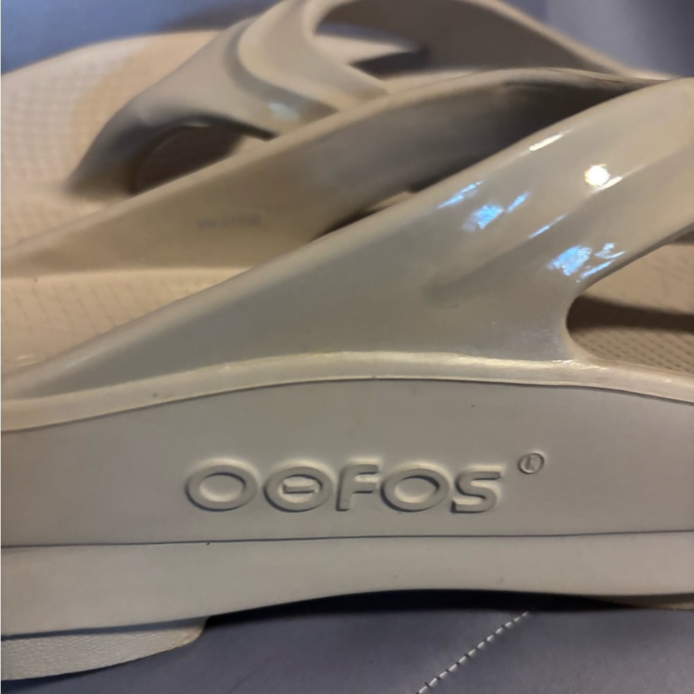 Oofos Women's Cream Athletic Sandals - Picture 3 of 6